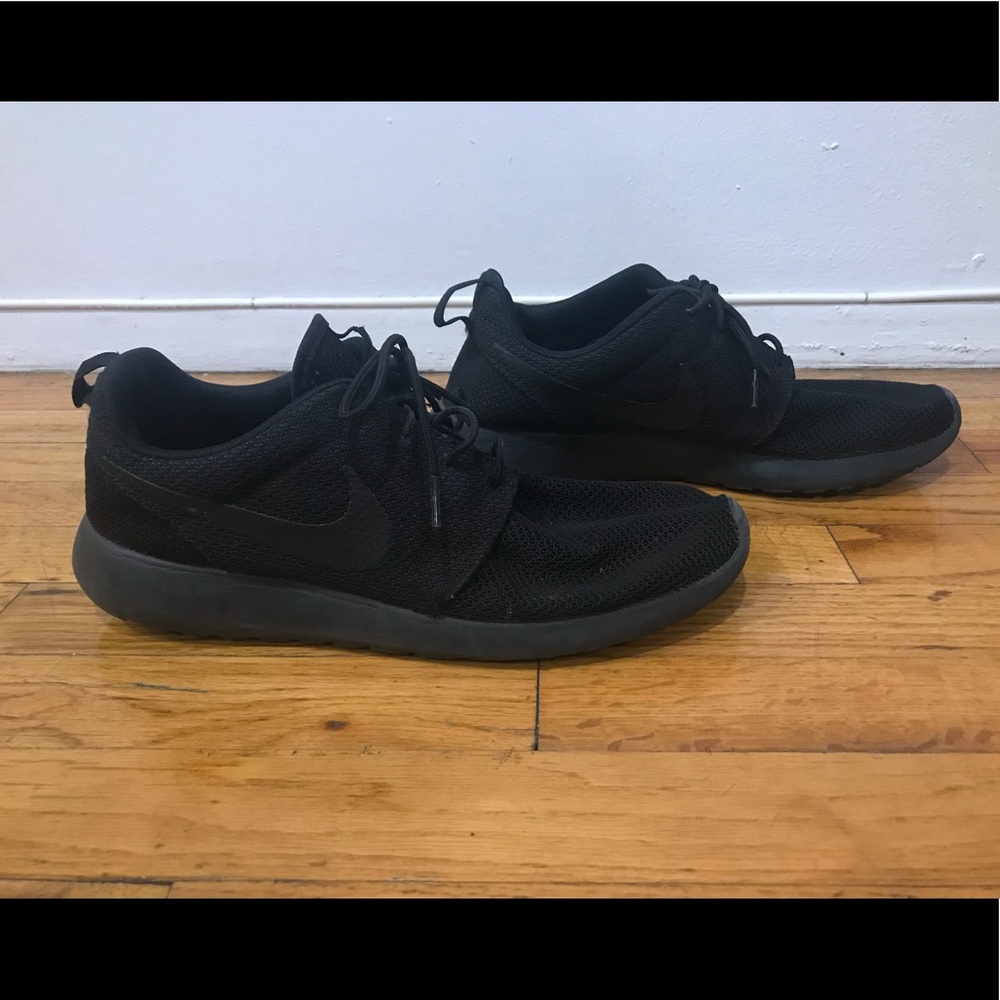 Black/black nike roshe sneakers